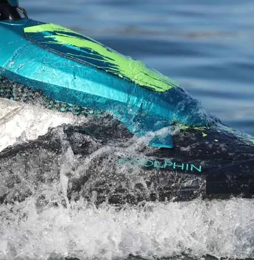 L'étrave du S300 fend l'eau