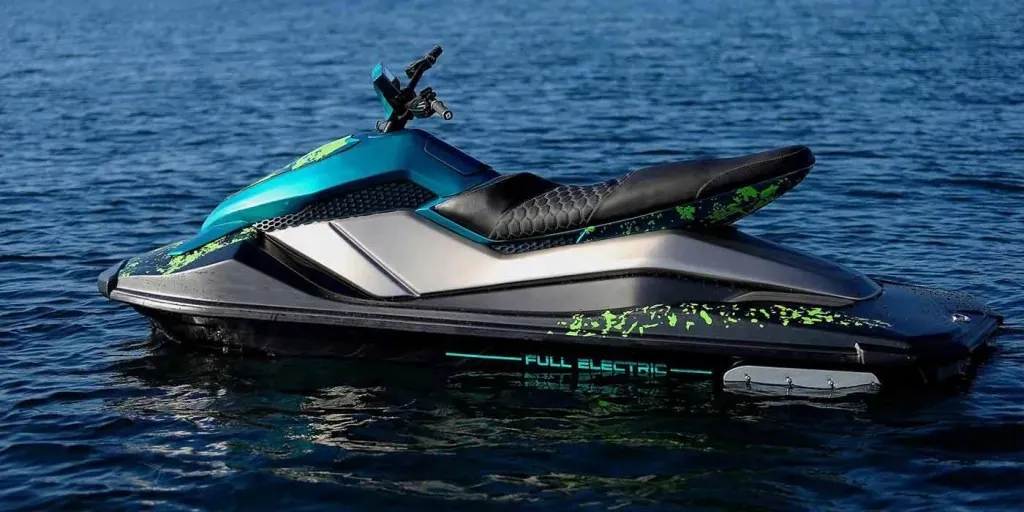 Le S300 de profil sur une mer bleu profond