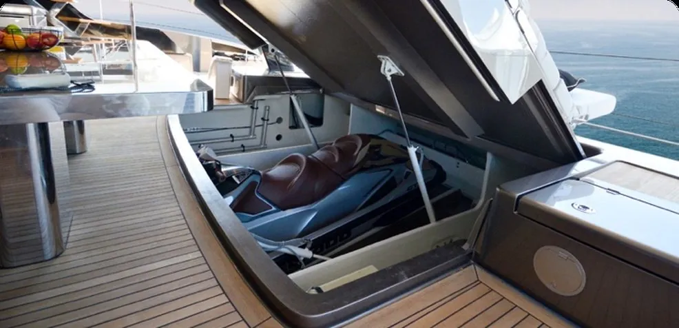 IRUKA dans le garage d'un yacht